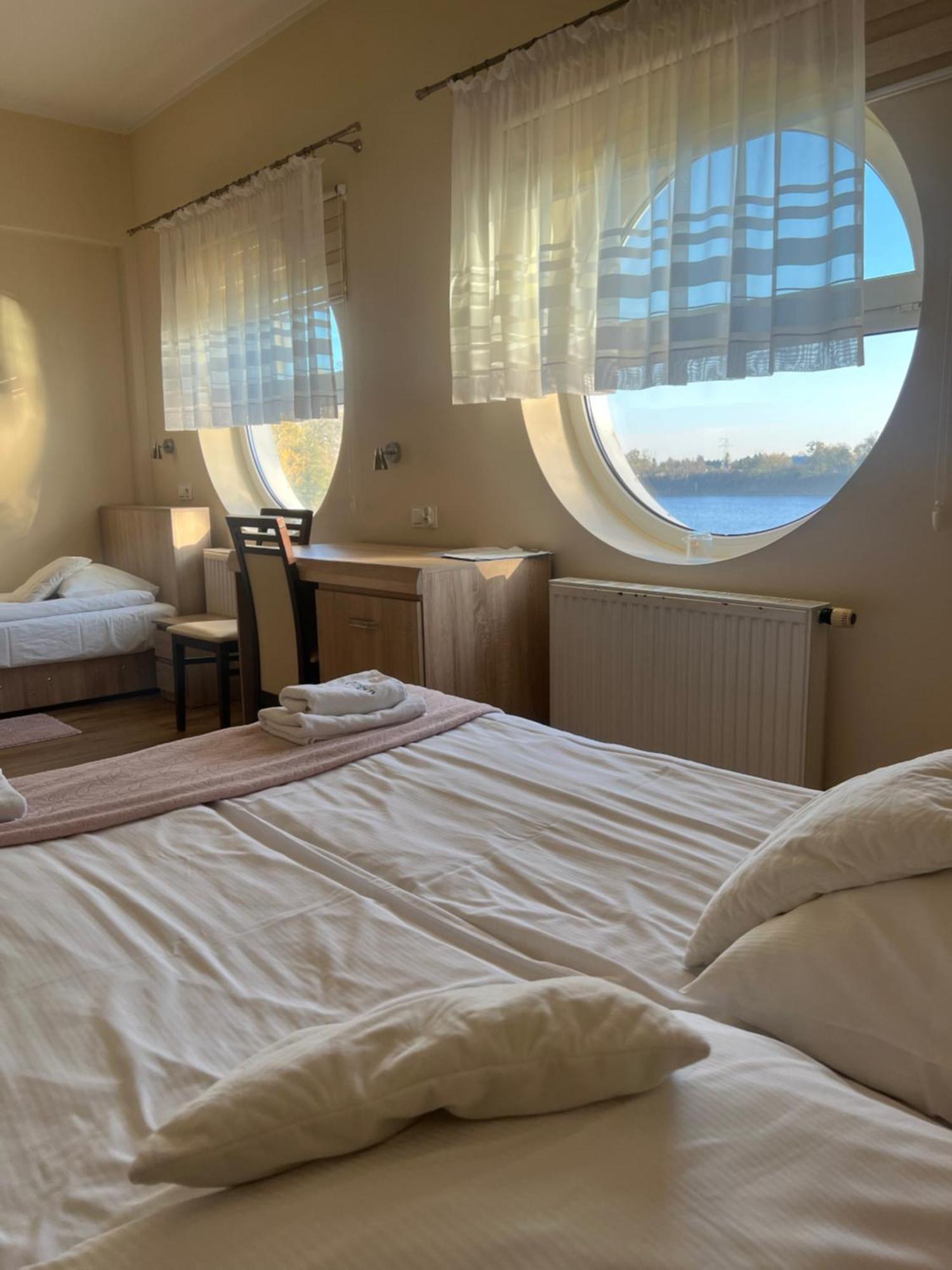 Hotel Mikorzyn Slesin  Ngoại thất bức ảnh